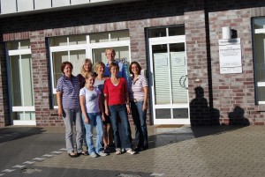 Praxisteam von links nach rechts S. Schimpf, C. Gärtner, S. Brötzmann, D. Lange, Dr. Sarnighausen, A. Weidelt, K. Spohler